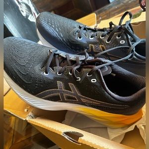 Brand new never worn asics nova blast 4